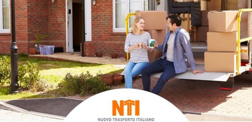 Ritiriamo e consegniamo anche con sponda idraulica
